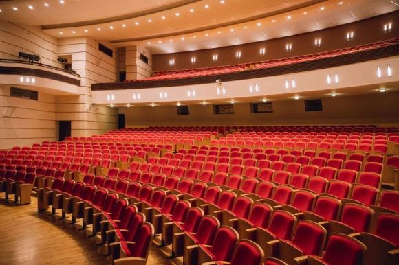 В Алтайском театре драмы начали обновлять зрительный зал