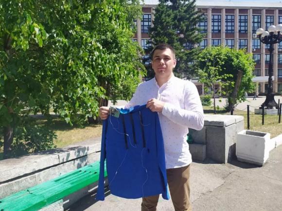 Студент в АлтГТУ Илья Каредин разработал футболку от сутолости