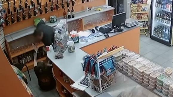 В Барнауле мужчина, угрожая продавцу разбитой бутылкой, похитил семь тысяч рублей и скрылся