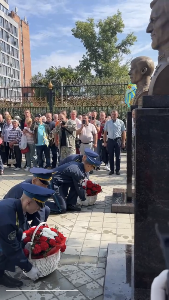 На территории БЮИ открыли памятники двум выпускникам  Барнаульского высшего военного авиационного училища лётчиков