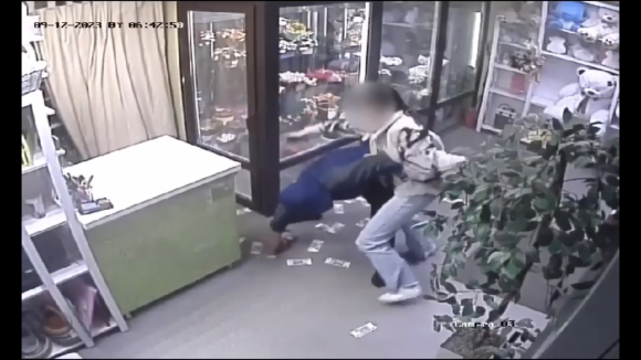 В Барнауле девушка-продавец цветочного магазина вступила «в схватку» с грабителем