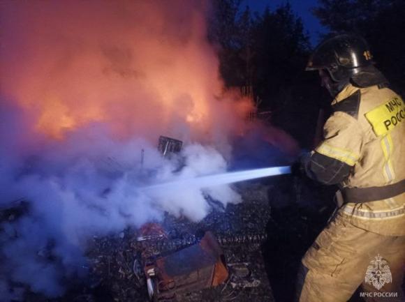 В Бийске в садовом домике при пожаре погибли два человека