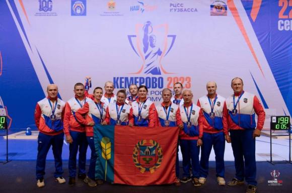 Сборная Алтайского края победила на Всероссийских соревнованиях ветеранов-гиревиков