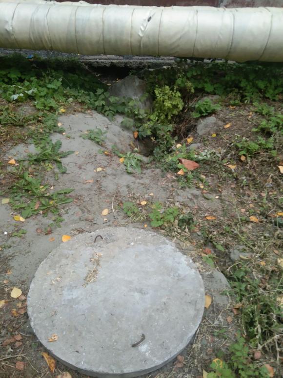 В Барнауле по адресу  Георгия Исакова, 165 провалился бетонный блок, который поддерживает трубу отопления