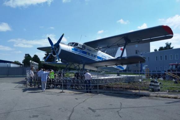 В Барнауле с площади аэропорта убрали самолет Ан-2, который встречал пассажиров, прилетающих в город