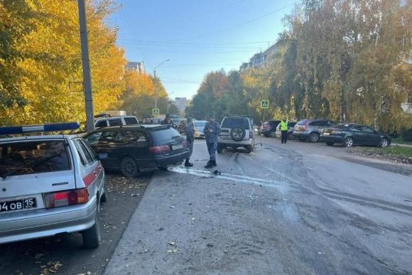 В Барнауле водитель Тойота Камри спровоцировал аварию и, влетев в столб ЛЭП, попытался покинуть место ДТП