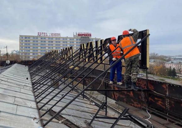 В краевой столице начали демонтировать буквы «Барнаул — город орденоносный»