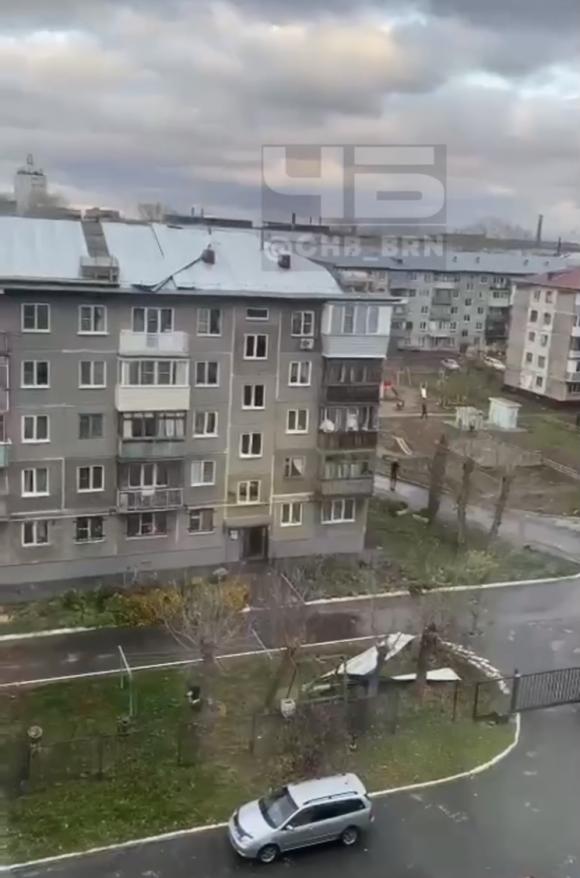 По адресу ул. Чеглецова, 9а в Барнауле от ветра  с крыши дома падают металлические листы