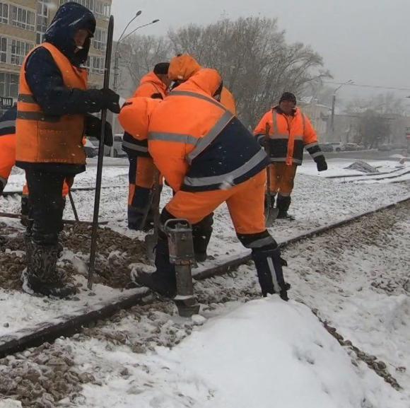 В Барнауле начали разбирать временное разворотное кольцо и демонтировать опоры у ТЦ «Пионер»