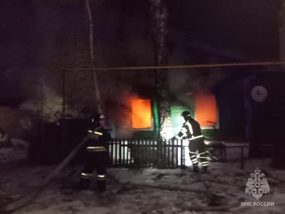 Сегодня ночью в Барнауле пожарные спасли 8 человек