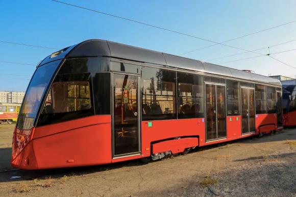 Еще пять новых низкопольных трамваев из Белоруссии прибыли в Барнаул
