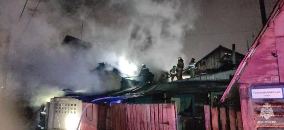 Два человека погибли в Барнауле при пожаре в частном доме