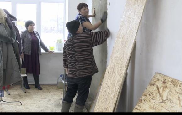 Пенсионеры села Каркавино Косихинского района своими силами восстанавливают местный ДК