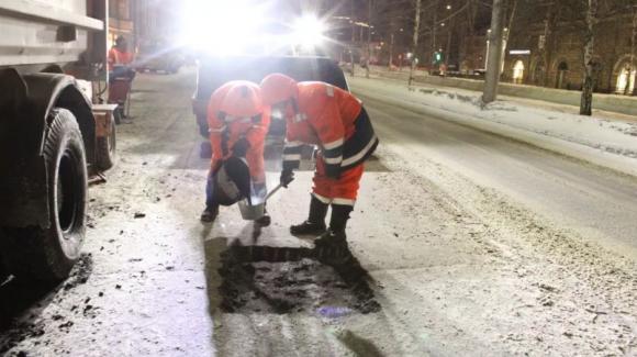 В Барнауле стартовал сезон ремонта дорог холодным асфальтом