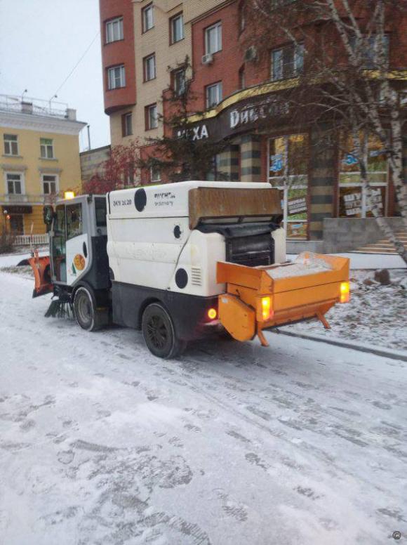 Около 50 дорожных рабочих очищают улицы Барнаула от снега