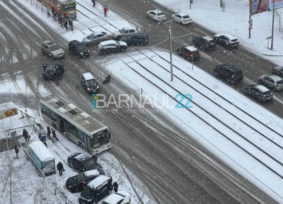 Серьезное ДТП произошло сегодня в Барнауле на перекрёстке  Попова - Семёнова