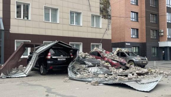 Барнаульская медклиника готова возместить ущерб за упавший на автомобили фасад
