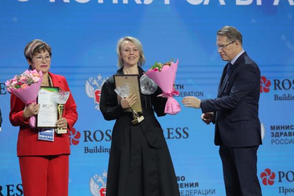 Врач из Алтайского края получила награду от министра здравоохранения России