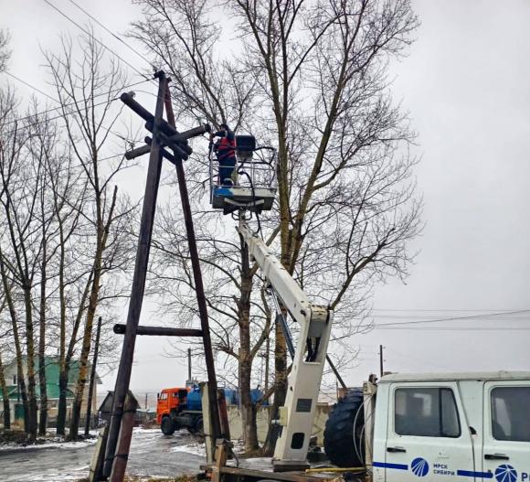 Аварийные службы устраняют последствия непогоды в пригороде Барнаула