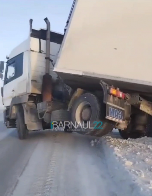 Водитель грузовика  попал в ДТП на Новосибирской трассе и 3 дня ждал помощи