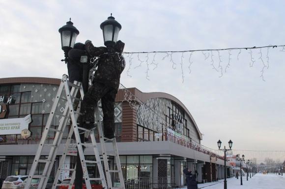 В Барнауле приступили к строительству новогоднего городка на улице Мало-Тобольской
