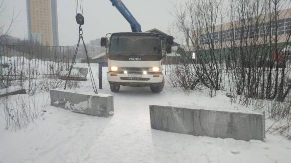 В Барнауле перегородили бетонными блоками въезд на пустырь за ТРЦ 