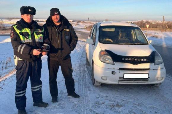 В Алтайском крае сотрудники Госавтоинспекции помогли водителю на трассе