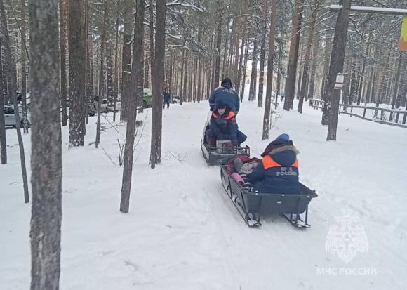 В Барнауле спасатели помогли лыжнице, сломавшей ногу