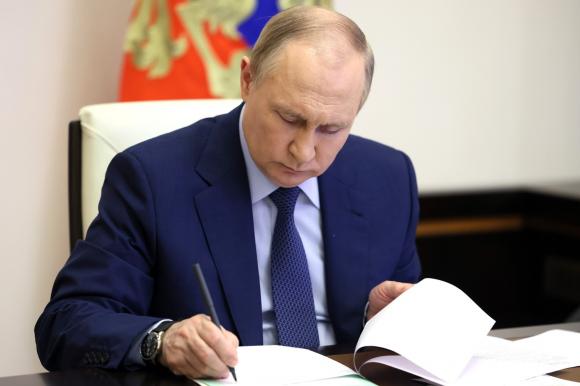 Путин подписал закон о выплате маткапитала только гражданам России