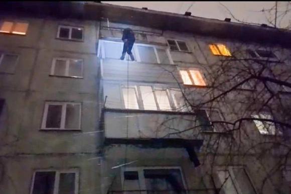 Спасатели в Барнауле пришли на помощь женщине, спустившись к ней по веревке с крыши