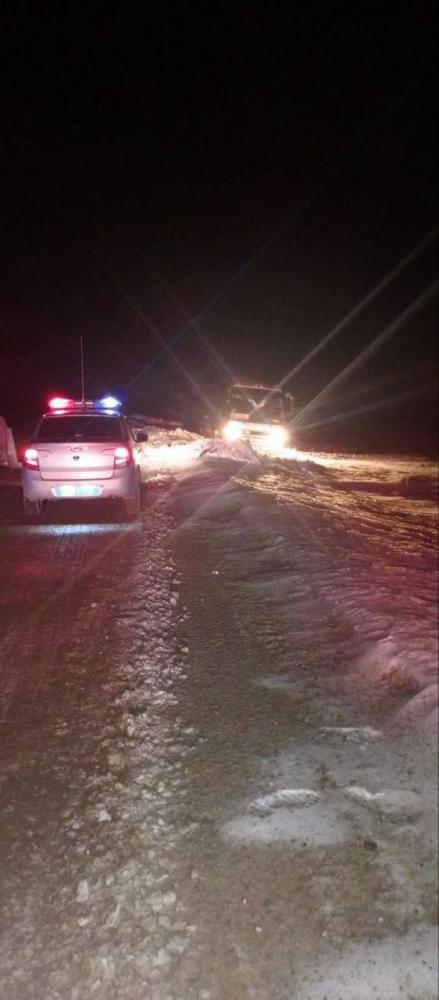 Два автобуса съехали ночью в кювет из-за сильного ветра в Алтайском крае