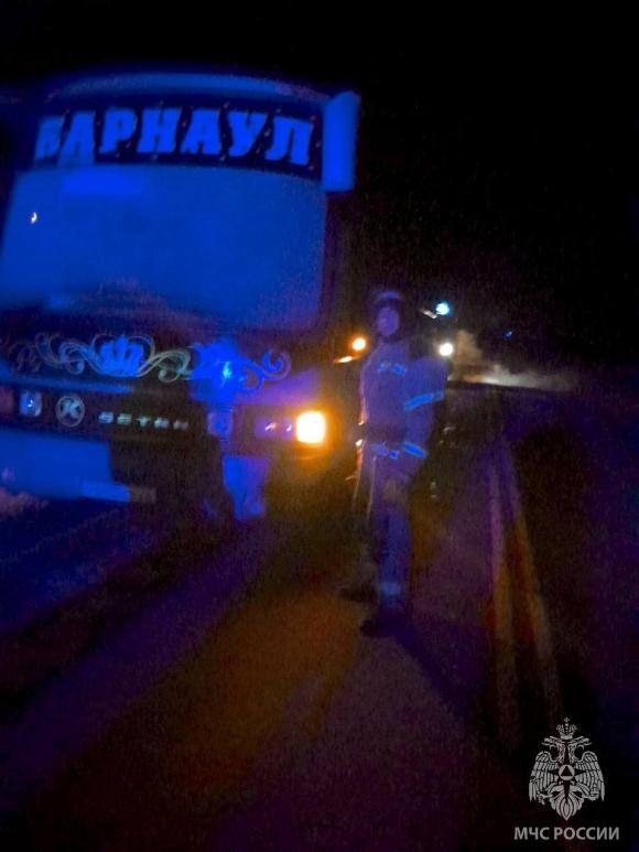 В Алтайском крае на трассе в мороз сломался автобус с 30 пассажирами