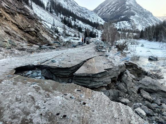 В Республике Алтай в районе села Чибит  в сторону Онгудая камнепад разрушил дорогу