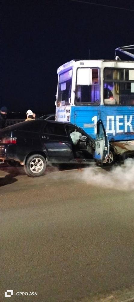 В Бийске на коммунальном мосту произошла страшная авария с участием автомобиля ВАЗ 2112 и шедшего по маршруту трамвая