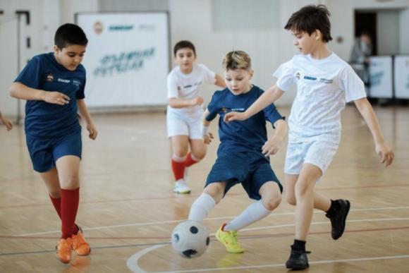 В Барнауле дети от 3х до 14 лет могут бесплатно заниматься футболом.