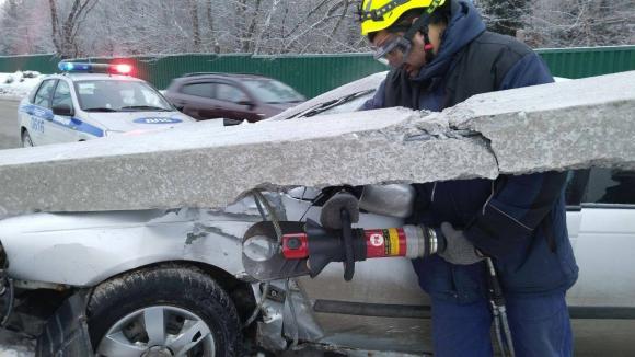 В Барнауле в результате ДТП столб упал на машину