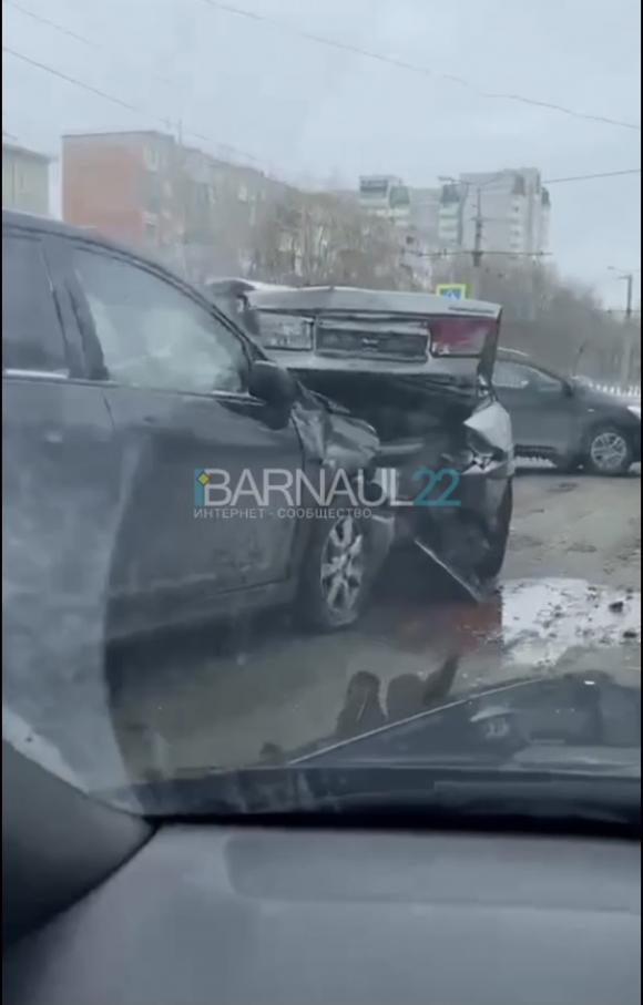 Массовое  ДТП произошло сегодня в Барнауле на улице Попова