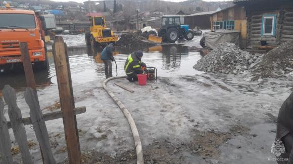 Специалисты ГУ МЧС России по Алтайскому краю оказывают помощь в ликвидации подтоплений талыми водами.