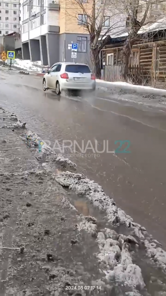 В Барнауле из-за аварии в центре города отключили холодную воду на нескольких улицах