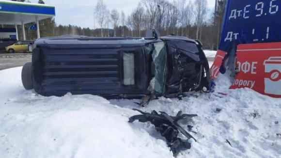 35-летний водитель без прав врезался в стелу АЗС и перевернулся в Турочакском районе Республики Алтай