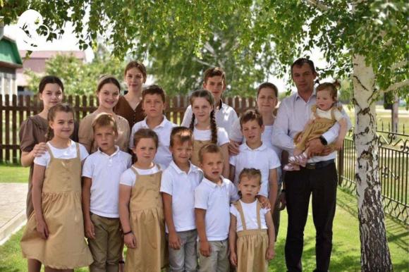 За воспитание 15 детей семью из Немецкого национального района наградили орденом «Родительская слава»