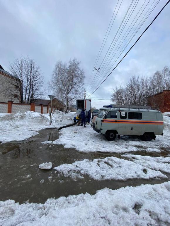 Спасатели Управления Алтайского края помогают жителям поселка Солнечный бороться с затоплением