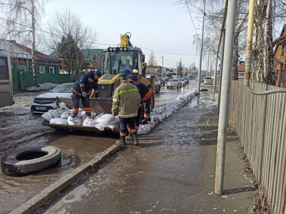 В Барнауле коммунальщики устраняют подтопления на въезде в город