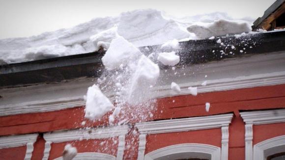 В Барнауле наледь с крыши дома упала на мужчину