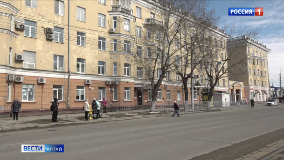 В Барнауле приступили к ремонту фасада жилого дома на Строителей, 4