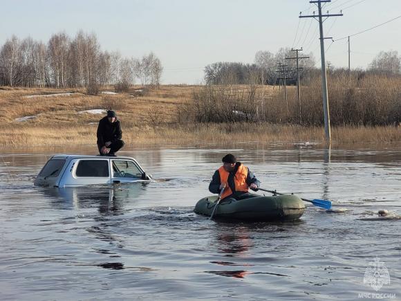 Возле села Шилово в Калманском районе, автомобиль утонул в талых водах