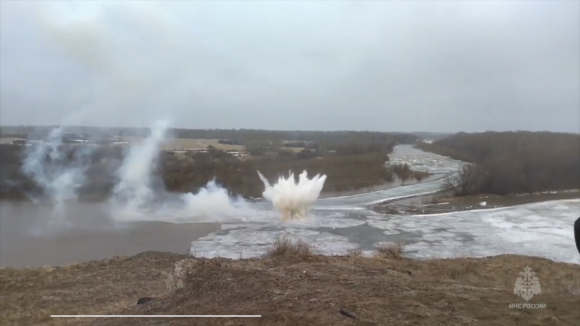 На реке Чарыш в районе села Белоглазово проведены взрывные работы