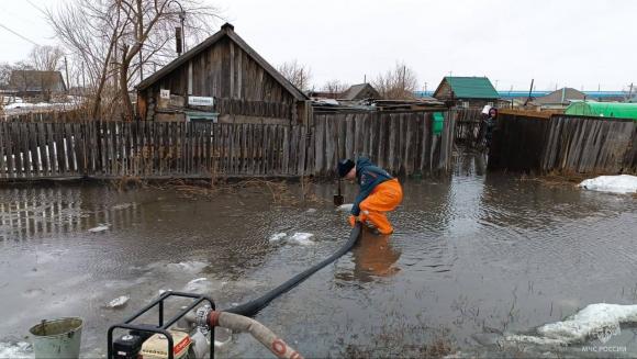 Жители Алтайского края, чьи приусадебные участки пострадали от подтопления, получат материальную поддержку