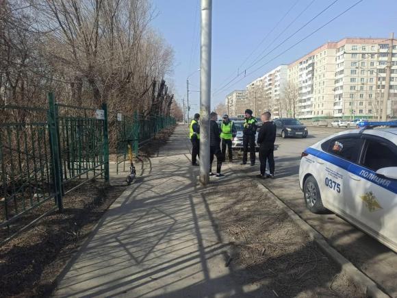 В Барнауле парень на электросамокате сбил ребенка