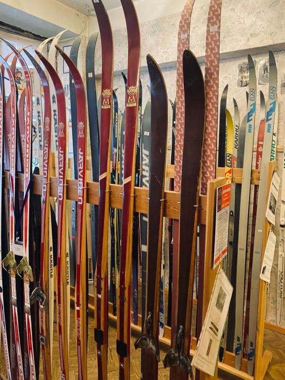 В Барнауле хранится самая большая коллекция беговых лыж России